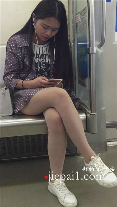 一直低头玩手机的美眉，板鞋热裤丝袜美腿。