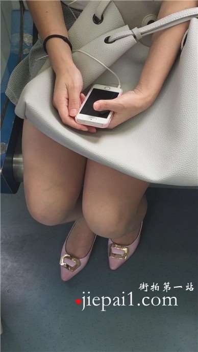 地铁上遇见带着耳机听歌，一筹莫展的美腿少女。