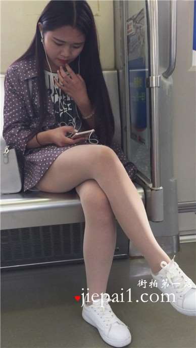一直低头玩手机的美眉，板鞋热裤丝袜美腿。