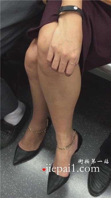 地铁上拍摄尖嘴高跟鞋诱人红唇妹子的美腿