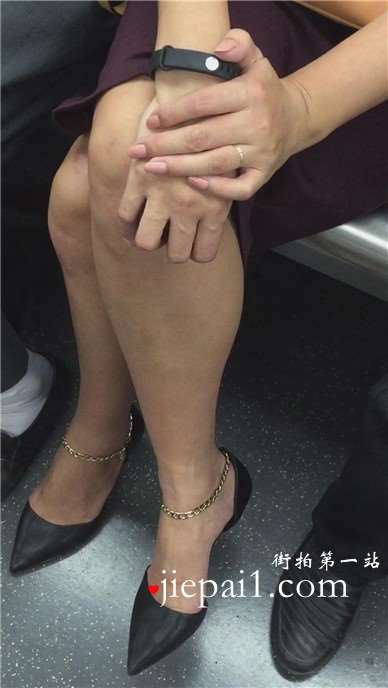 地铁上拍摄尖嘴高跟鞋诱人红唇妹子的美腿