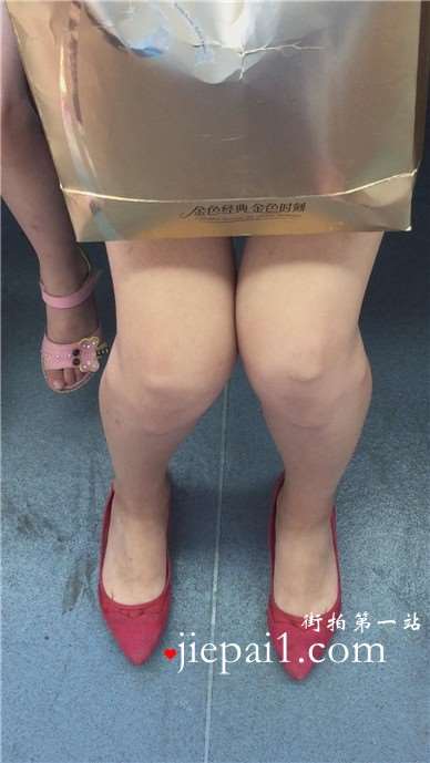 地铁上偶遇文静甜美的尖嘴高跟鞋美腿女神姐姐