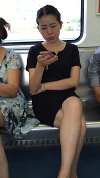 黑色OL制服短裙美女，一直盯着手机嘟着嘴。