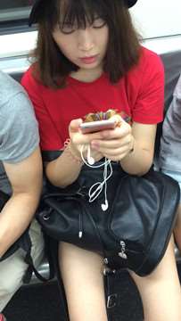 地铁上拍摄甜美小清新的红色T恤女孩