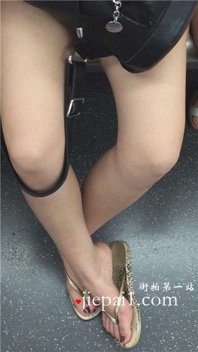 地铁上拍摄甜美小清新的红色T恤女孩