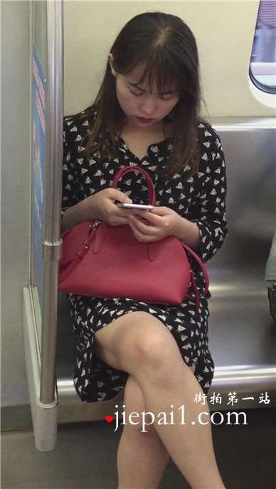 地铁车厢内遇见斑点连衣裙美腿美女，鲜艳的红唇。