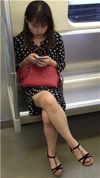 地铁车厢内遇见斑点连衣裙美腿美女，鲜艳的红唇。