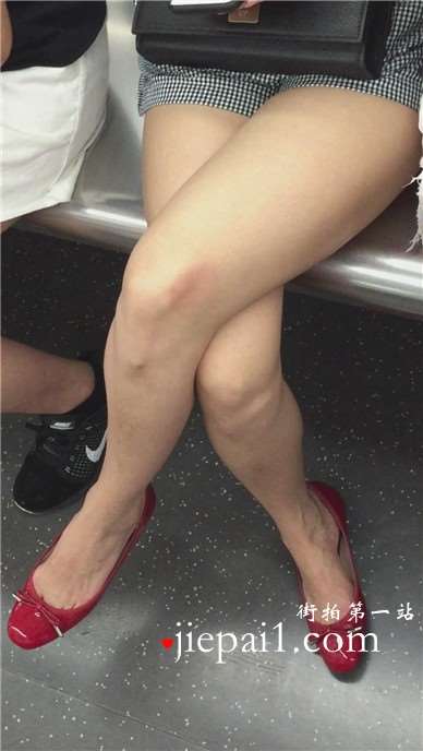 来自地铁车厢上的美腿MM，玉足修长。