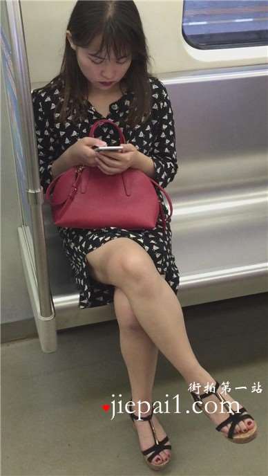 地铁车厢内遇见斑点连衣裙美腿美女，鲜艳的红唇。