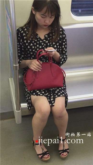地铁车厢内遇见斑点连衣裙美腿美女，鲜艳的红唇。