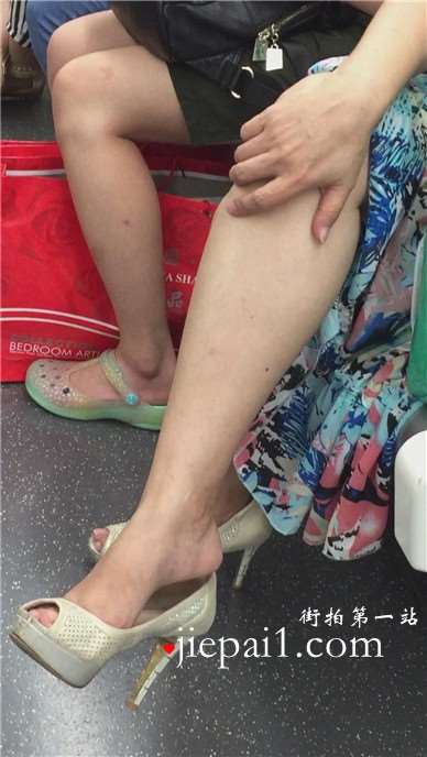 地铁上超级诱惑的鱼嘴高跟鞋美腿少f