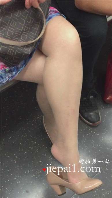 地铁上偶遇肉丝玉足少妇晾脚