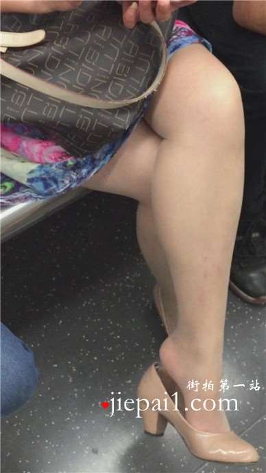 地铁上偶遇肉丝玉足少妇晾脚