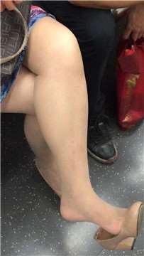 地铁上偶遇肉丝玉足少妇晾脚