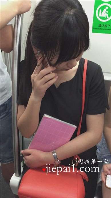 地铁上拍摄红唇性感OL制服美眉
