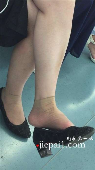 肉丝短袜少妇爱挑些，雪白的大腿诱人