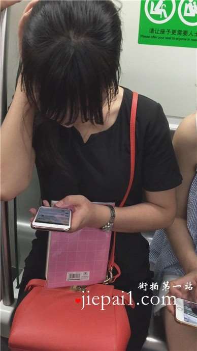 地铁上拍摄红唇性感OL制服美眉
