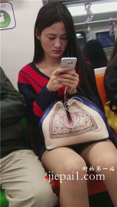 4k-地铁上偶遇脸色红润气色好的长腿妹子，