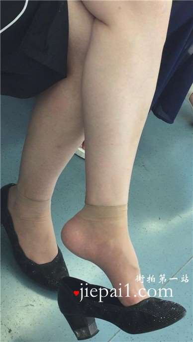 肉丝短袜少妇爱挑些，雪白的大腿诱人
