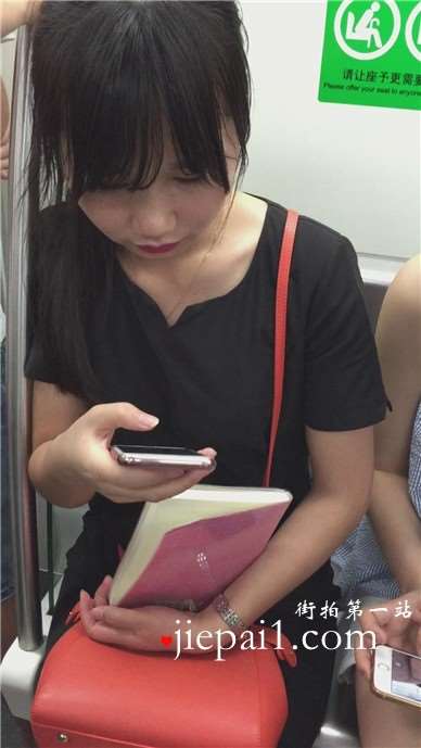 地铁上拍摄红唇性感OL制服美眉