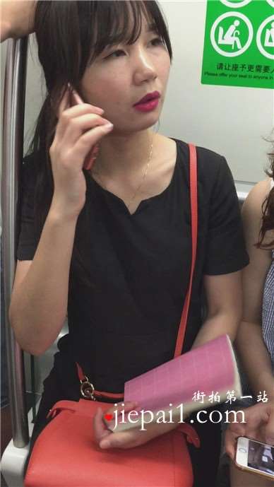地铁上拍摄红唇性感OL制服美眉
