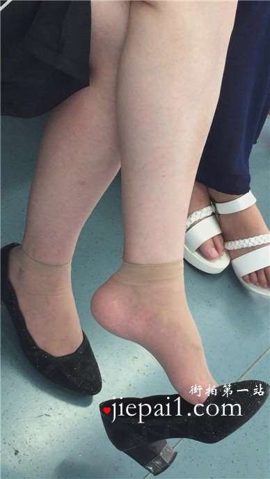 肉丝短袜少妇爱挑些，雪白的大腿诱人