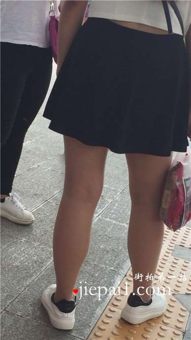 地铁上的小清新可爱萌妹子，墨镜很夸张
