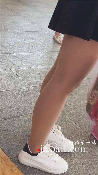 地铁上的小清新可爱萌妹子，墨镜很夸张