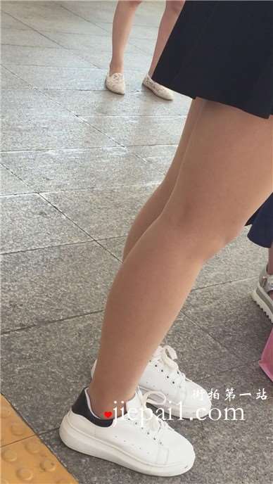 地铁上的小清新可爱萌妹子，墨镜很夸张