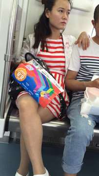 目光呆滞的肉丝美腿美女