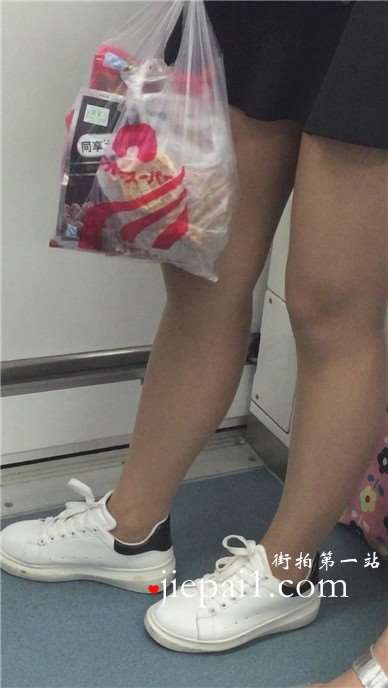 地铁上的小清新可爱萌妹子，墨镜很夸张