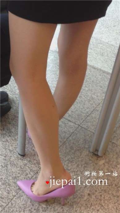 女神的粉色尖嘴高跟诱惑你美商量。