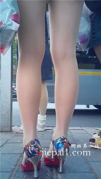公交站偶遇极品高跟鞋丝袜美足美女