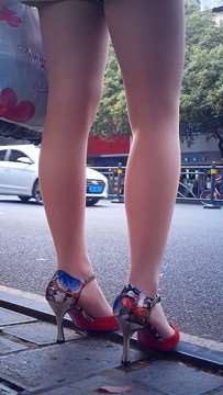 公交站偶遇极品高跟鞋丝袜美足美女
