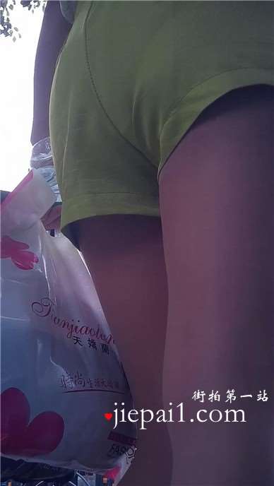 公交站偶遇极品高跟鞋丝袜美足美女