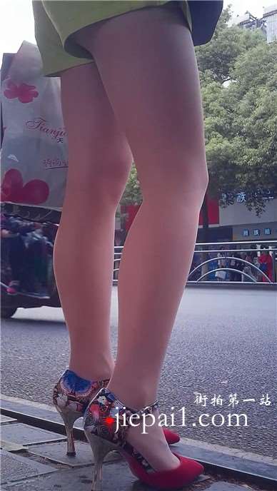 公交站偶遇极品高跟鞋丝袜美足美女