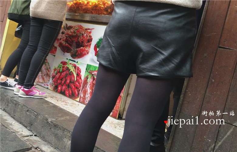 街拍黑色性感丝袜美腿女孩。