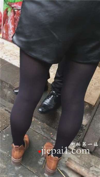 街拍黑色性感丝袜美腿女孩。