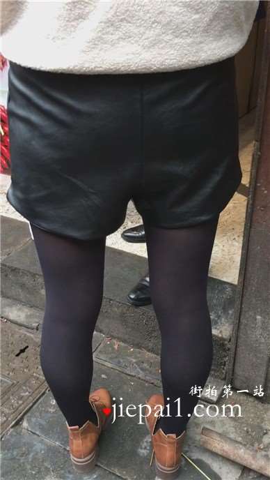街拍黑色性感丝袜美腿女孩。