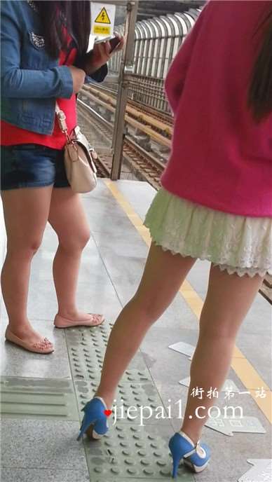 高铁站台偶遇高跟美腿短裙少妇