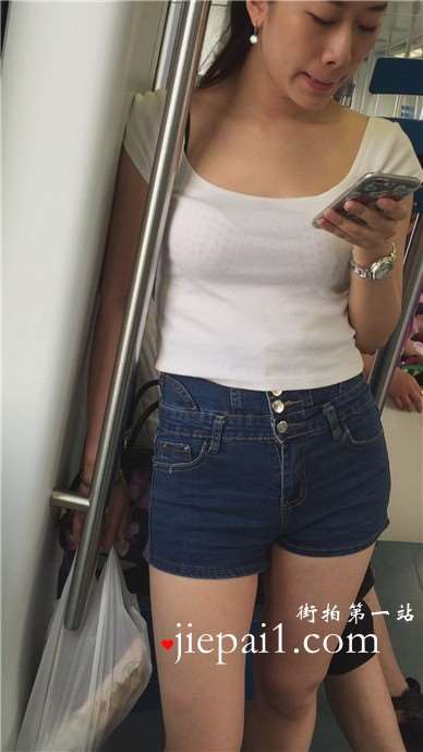 地铁上拍摄紧身牛仔热裤小清新美女