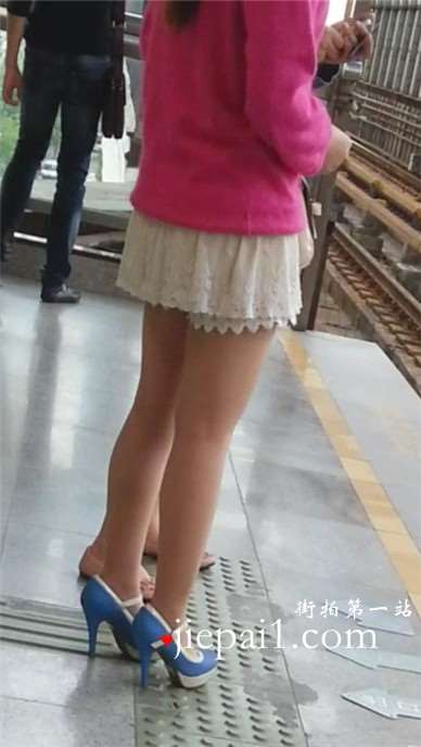 高铁站台偶遇高跟美腿短裙少妇