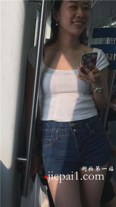 地铁上拍摄紧身牛仔热裤小清新美女