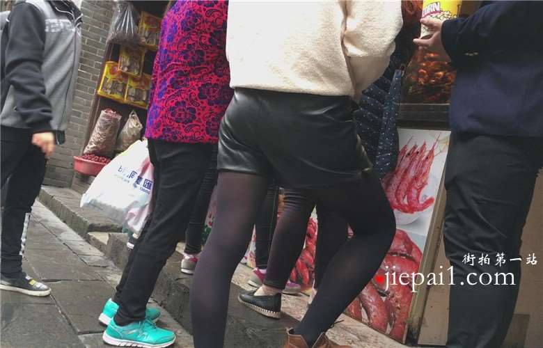 街拍黑色性感丝袜美腿女孩。