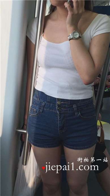 地铁上拍摄紧身牛仔热裤小清新美女