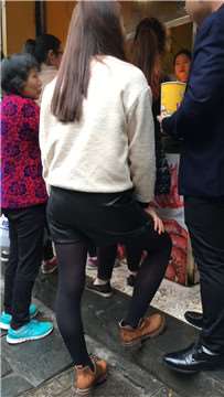 街拍黑色性感丝袜美腿女孩。