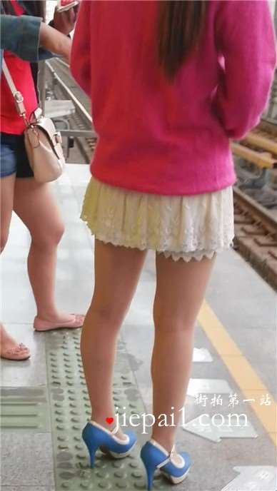 高铁站台偶遇高跟美腿短裙少妇