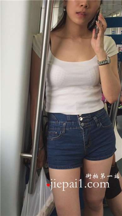 地铁上拍摄紧身牛仔热裤小清新美女