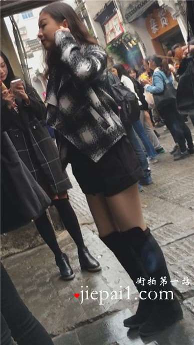 偶遇肉色丝袜美腿女孩。