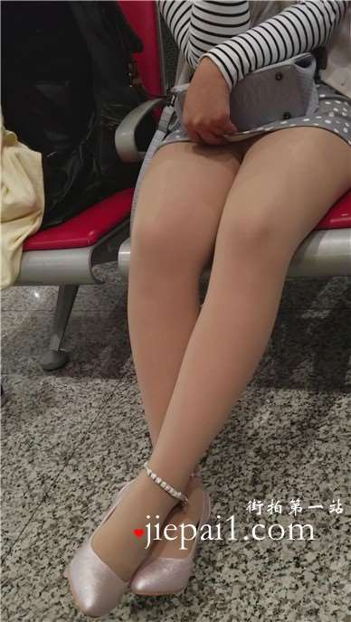 4k-性感肉色丝袜美腿少妇，一筹莫展的在等车。